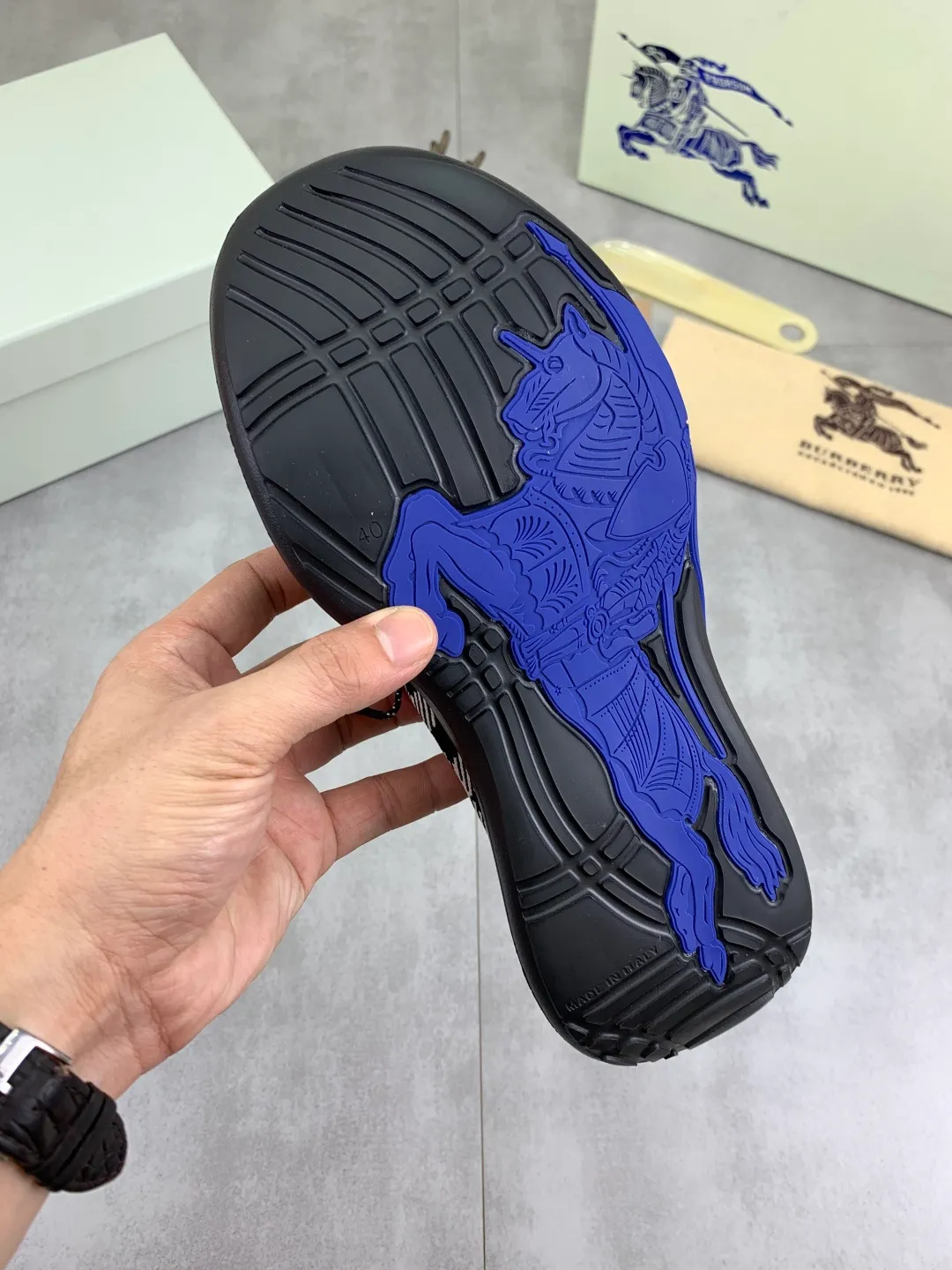 Men's Men's Shoes 💰P620 💰【New Style】Top Version 🆘【Burberry】New Burberry Fly Knit Shoes are now available with perfect workmanship! 🔥Perfect shape and top quality🙈Non-slip and wear-resistant high-end rubber outsole👣Versatile and comfortable shoes, standard size: 39-45 (customized 38-46) 2️⃣colors available Top-quality packaging